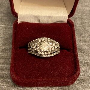 Elegant 14kt White Gold Halo Bridal Ring Set with Diamonds